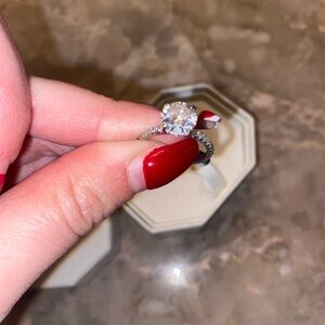 Dazzling Silver Ring with Brilliant Stone